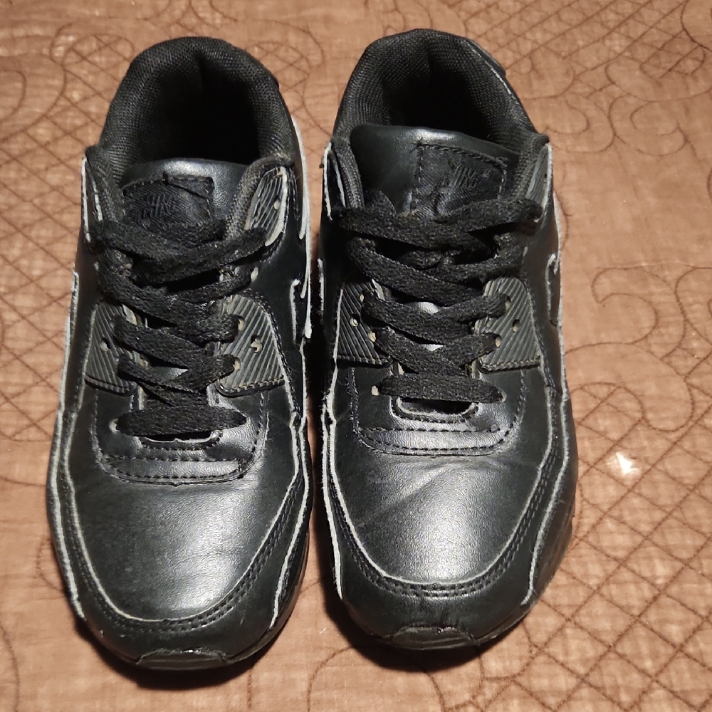 KIDS NIKE AIR MAX90. BLACK ON BLACK SZ3Y. Gently Worn.